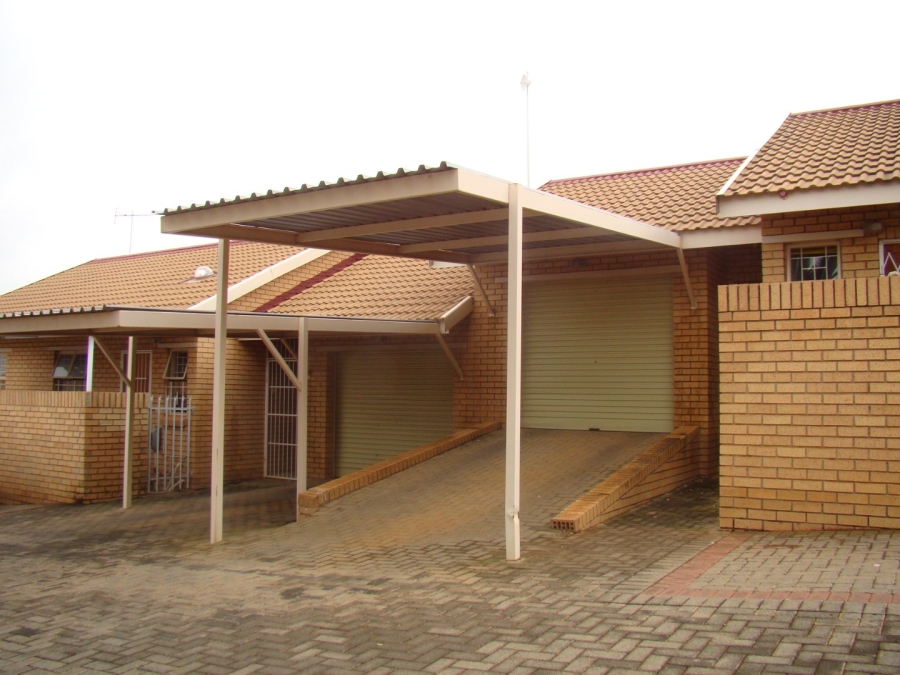2 Bedroom Property for Sale in Langenhovenpark Free State